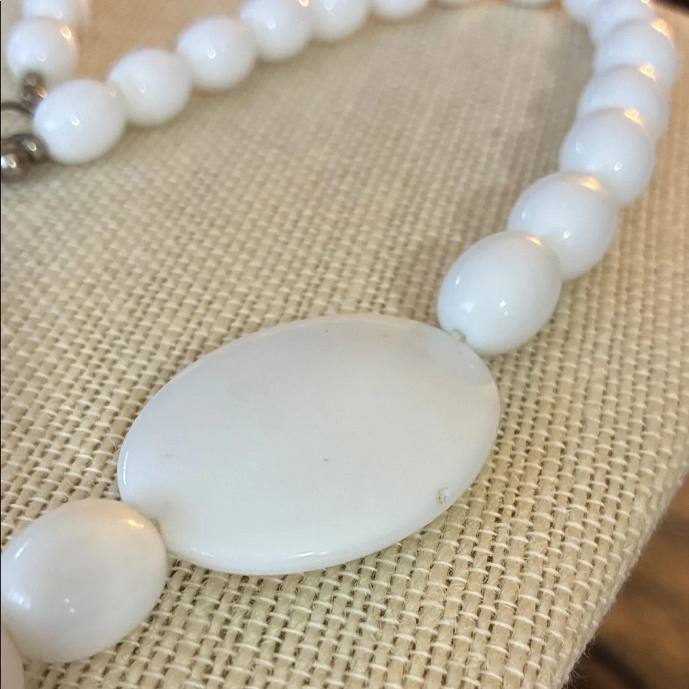 Elegant vintage White Beaded Necklace
